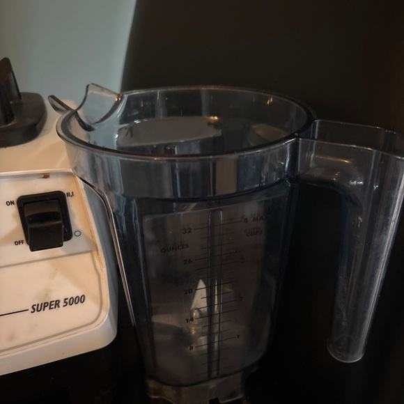 Vita-mix super 5000 with two canisters as shown unit works well no issues - Picture 3 of 11